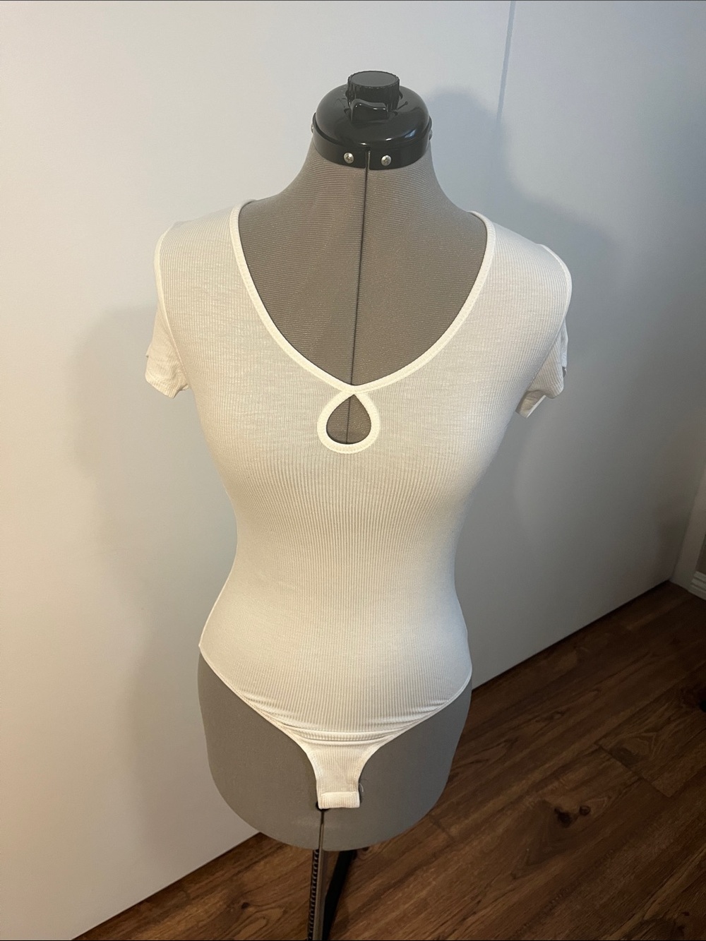 Selfie Leslie White Ribbed Keyhole Short Sleeve Bodysuit